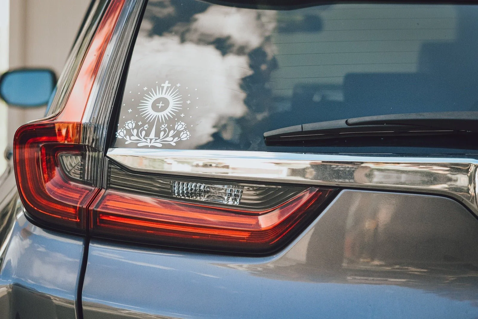 Eucharistic Revival Floral Monstrance Vinyl Sticker - Image 4