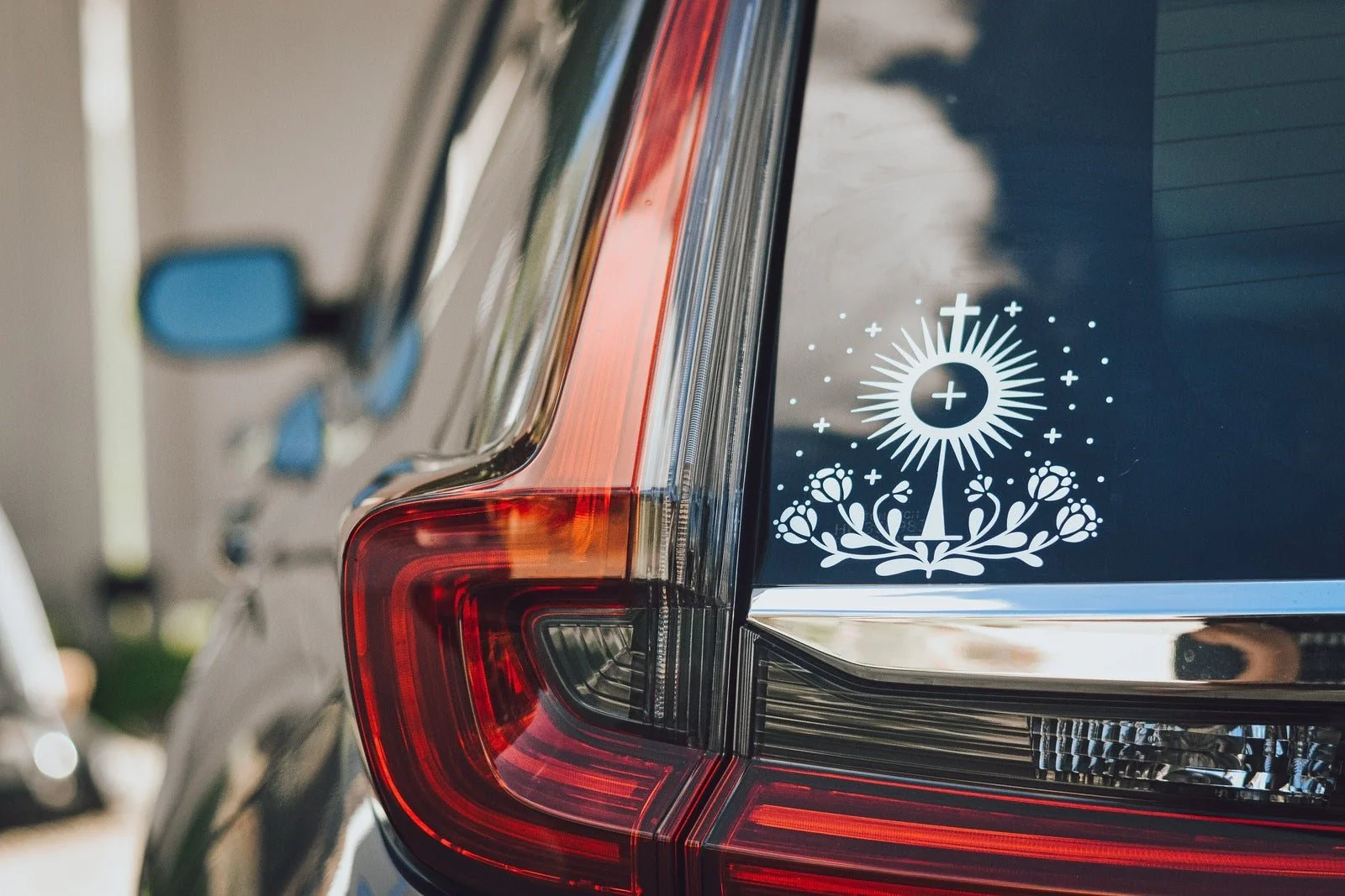 Eucharistic Revival Floral Monstrance Vinyl Sticker - Image 5