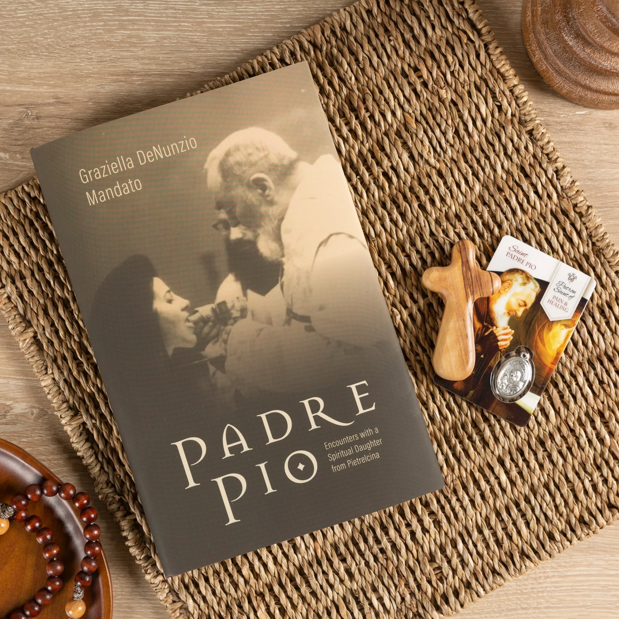 Padre Pio: Encounters With a Spiritual Daughter From Pietrelcina, Comforting Palm Cross, and Padre Pio Healing Card (Gift Set)