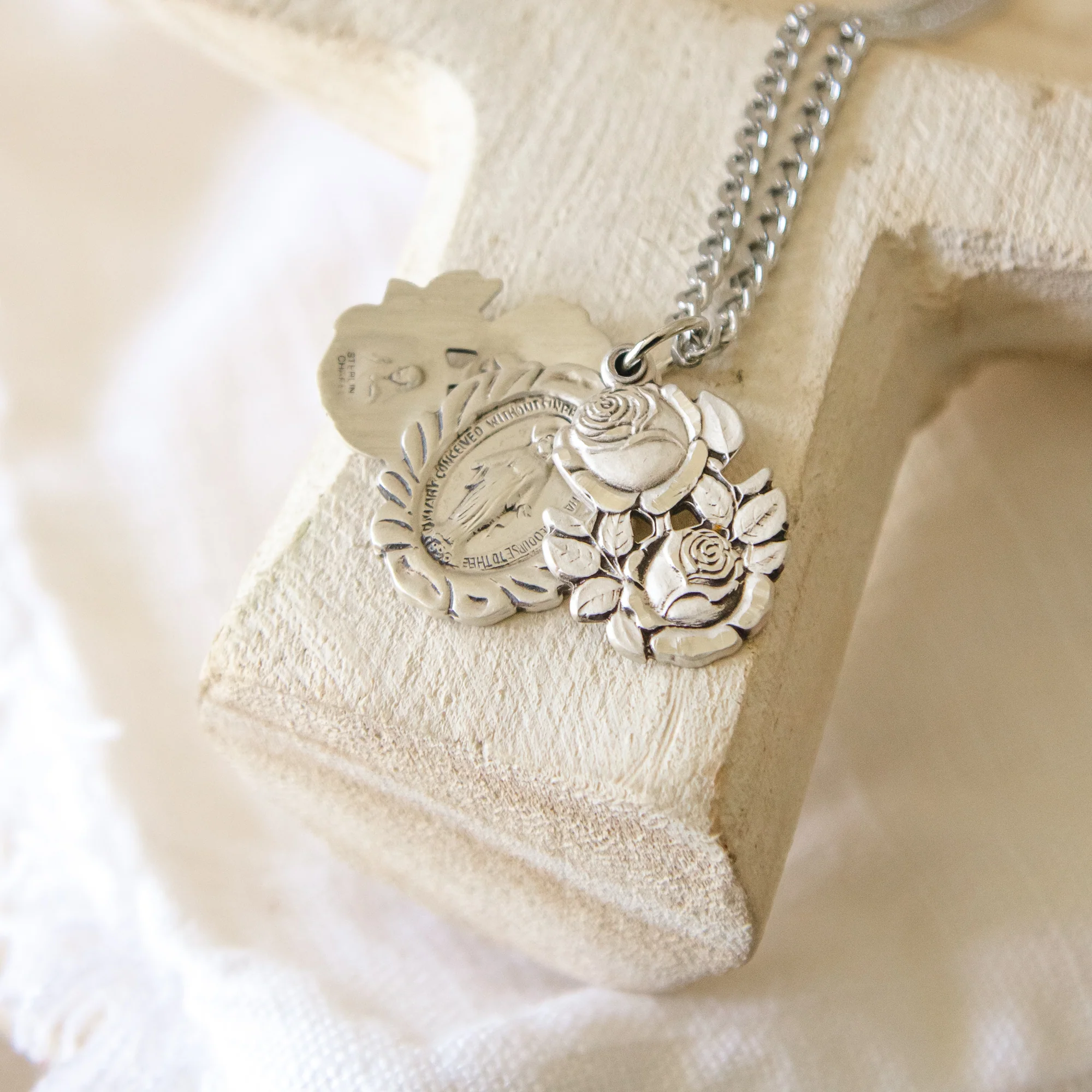 Rosebud Miraculous Medal 24 inch chain - Image 4