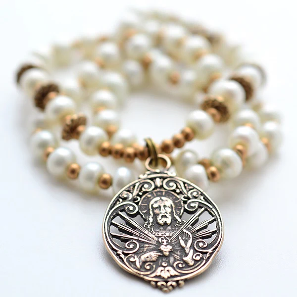 Sacred Heart of Jesus Vintage Pearl Necklace - Image 3