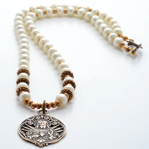 Sacred Heart of Jesus Vintage Pearl Necklace - Image 4