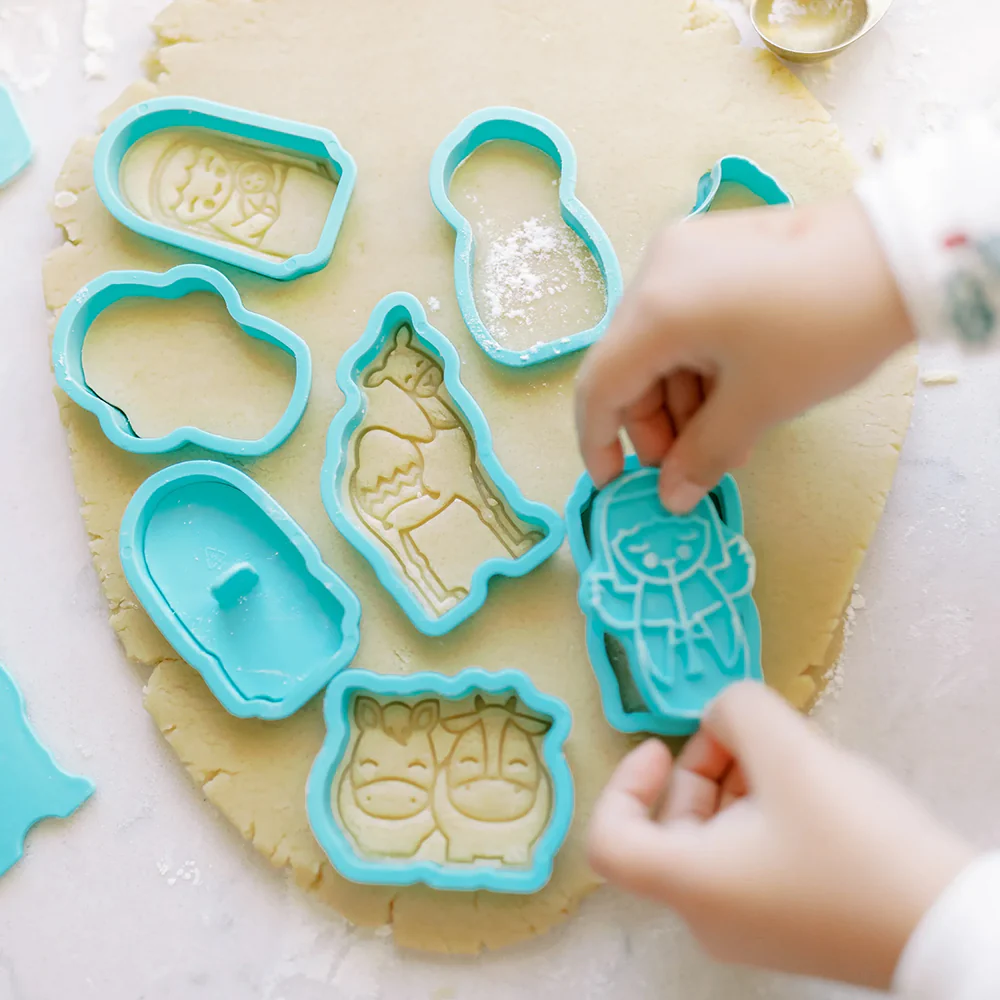 Shining Light Nativity Cookie Cutters & Stamps Set - Image 2