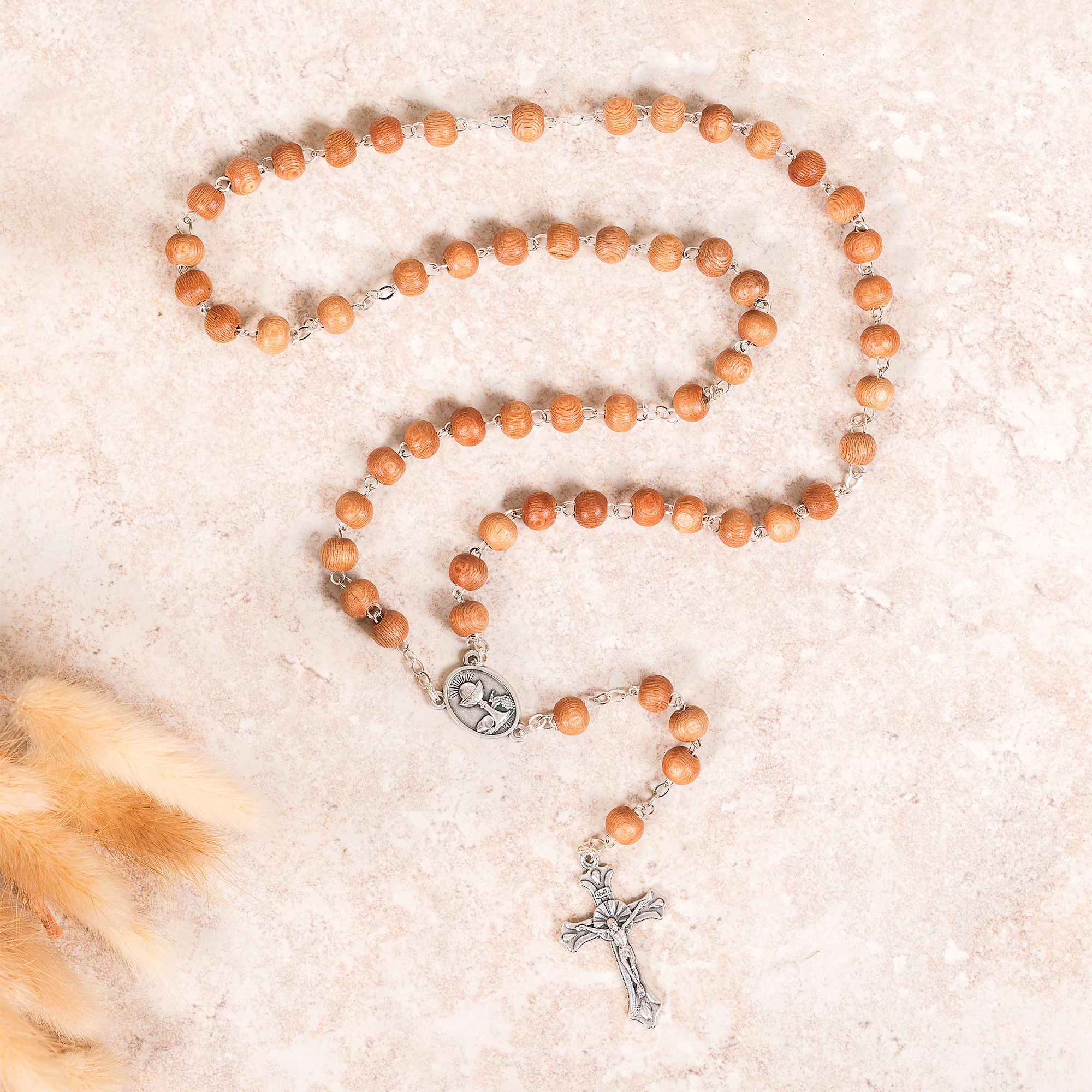 St. Carlo Acutis Sandalwood Rosary & Pin in Jute Bag - Image 3